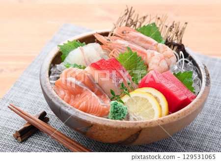 奢華的刺身拼盤，包含大量新鮮海鮮和日本酒。高品質的美食照片，非常適合宴會和菜單。 129531065