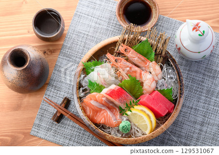 奢華的刺身拼盤，包含大量新鮮海鮮和日本酒。高品質的美食照片，非常適合宴會和菜單。 129531067