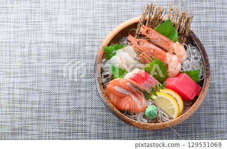 奢華的刺身拼盤，包含大量新鮮海鮮和日本酒。高品質的美食照片，非常適合宴會和菜單。 129531069