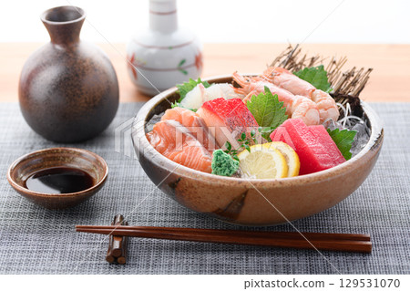 奢華的刺身拼盤，包含大量新鮮海鮮和日本酒。高品質的美食照片，非常適合宴會和菜單。 129531070