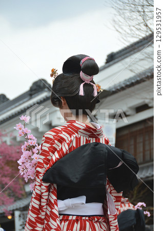 Japanese "Kimono" style / Back view of a woman wearing a kimono with Japanese hairstyle, Edo town girl 129531957