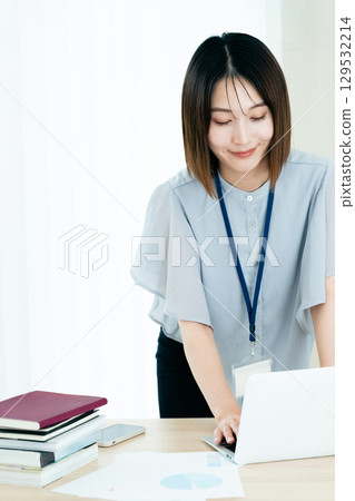 在辦公室工作的婦女 在辦公室工作的婦女 129532214