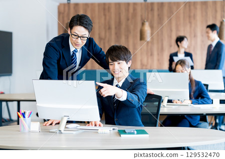 在辦公室工作的商人 在辦公室工作的商人 129532470