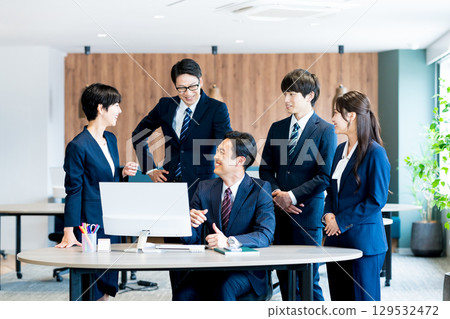 Business person working in the office 129532472