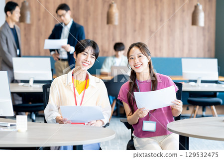 Business woman working in the office Business woman working in the office 129532475