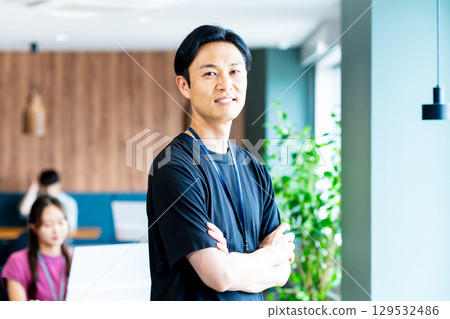 Business person working in the office 129532486