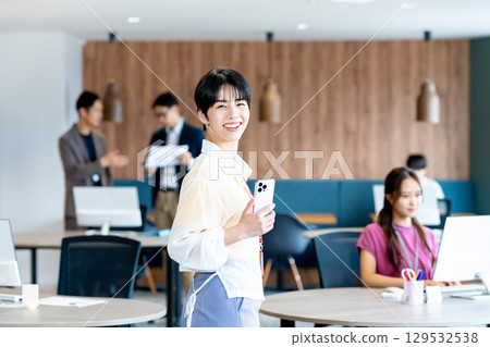 在辦公室使用智能手機的女商人 129532538