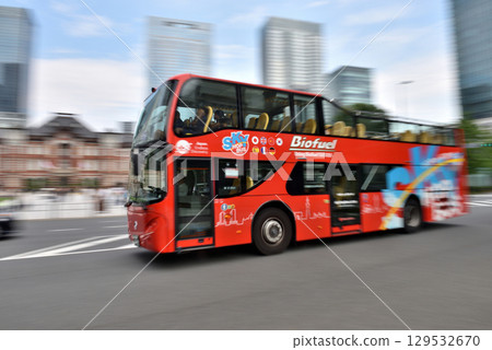 A bus running in front of the Marunouchi exit of Tokyo Station 129532670