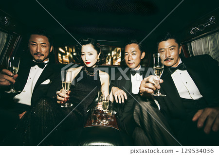一對成熟夫婦在豪華轎車裡享用香檳的奢華夜生活 129534036