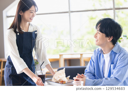 年輕的咖啡廳工作人員/樓層工作人員 129534683