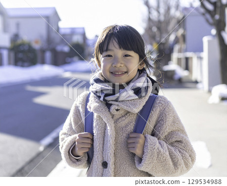 冬天上路上笑容滿面的小學生（日本模特，randoseru） 129534988