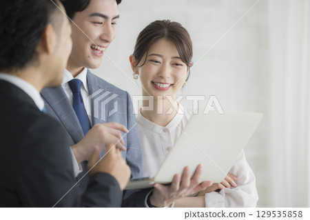 商人和女商人與筆記型電腦 129535858