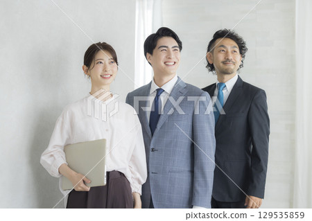商人和女商人與筆記型電腦 129535859