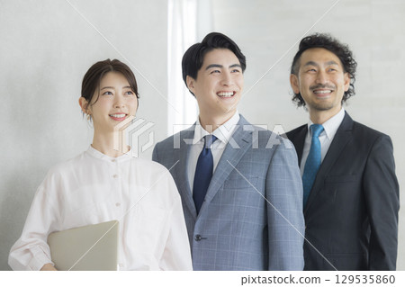 商人和女商人與筆記型電腦 129535860