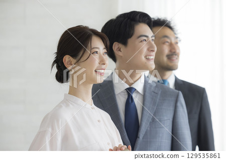 商人和女商人與筆記型電腦 商人和女商人與筆記型電腦 129535861