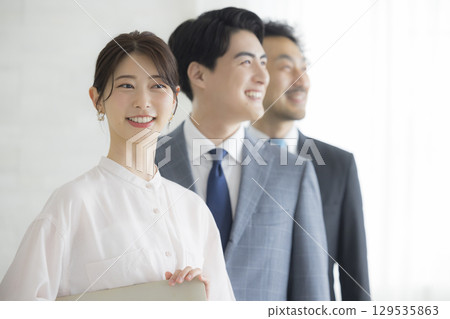 商人和女商人與筆記型電腦 商人和女商人與筆記型電腦 129535863