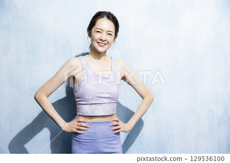 女人伸展 129536100