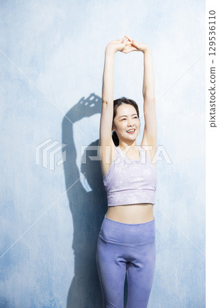 女人伸展 129536110