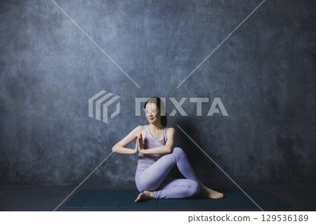 Women who do yoga Women who do yoga 129536189