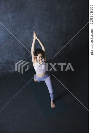 做瑜伽的女人 做瑜伽的女人 129536195