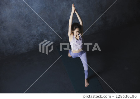Women who do yoga 129536196