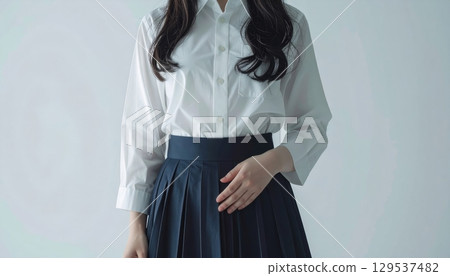 年輕女子的腹部 129537482