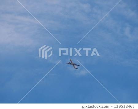 夏日藍天下飛往羽田機場的客機 129538465