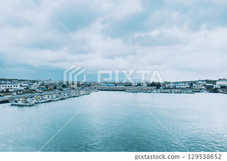 Fishing boats lined up at Mochimune Fishing Port in Mochimune, Shizuoka City, Shizuoka Prefecture, and a cloudy sky Fishing boats lined up at Mochimune Fishing Port in Mochimune, Shizuoka City, Shizuoka Prefecture, and a cloudy sky 129538652