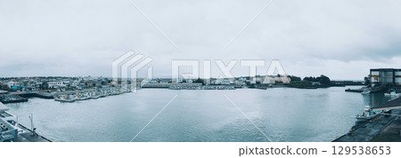 靜岡縣靜岡市用宗漁港的漁船排成一排,天空陰雲密布 靜岡縣靜岡市用宗漁港的漁船排成一排,天空陰雲密布 129538653