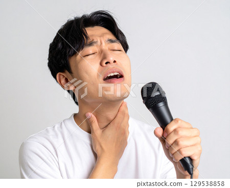 一名喉嚨痛的男子似乎唱歌有困難 129538858