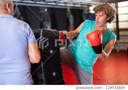 man, gym, boxing 129538884