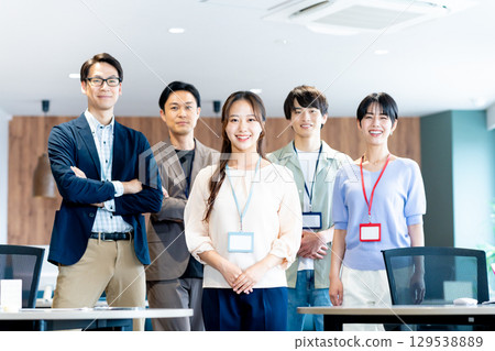 Business woman working in the office 129538889