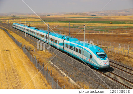 土耳其HT80000高速列車在軌道上行駛 129538938