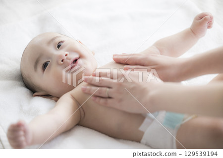年輕的母親照顧她的孩子 年輕的母親照顧她的孩子 129539194