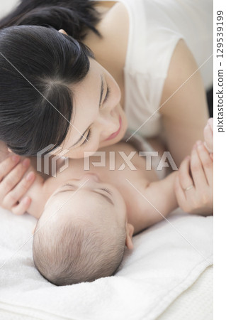 年輕的母親照顧她的孩子 129539199