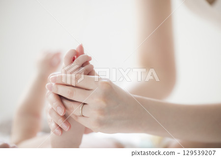 年輕的母親照顧她的孩子 129539207
