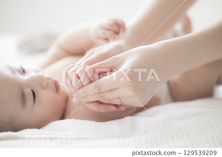 年輕的母親照顧她的孩子 年輕的母親照顧她的孩子 129539209