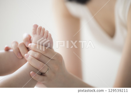 年輕的母親照顧她的孩子 129539211