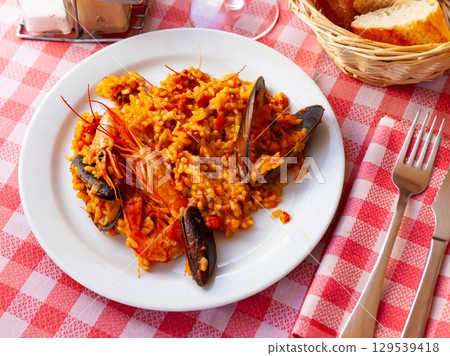 Paella de mariscos with shrimps and mussels 129539418