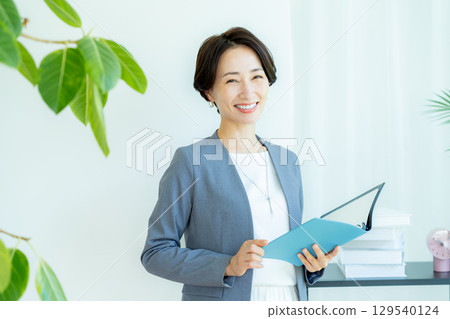 Business woman working in the office 129540124