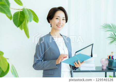 在辦公室工作的女商人 129540126