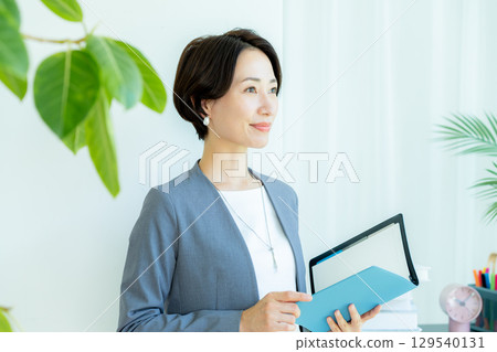 Business woman working in the office 129540131
