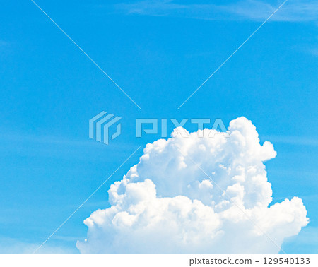 夏日藍天白雲的簡單風景 129540133
