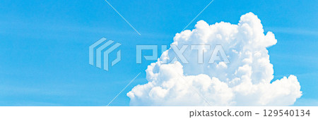 夏日藍天白雲的簡單風景 129540134