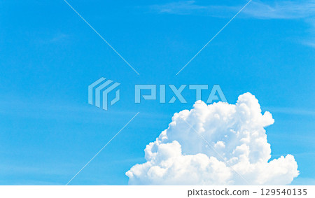 夏日藍天白雲的簡單風景 129540135