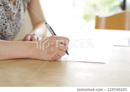 一名婦女正在簽訂合約 一名婦女正在簽訂合約 129540293