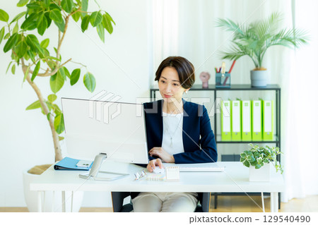 Business woman working in the office 129540490