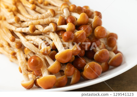 Image of Chaenoki mushrooms (stock photo) 129541123