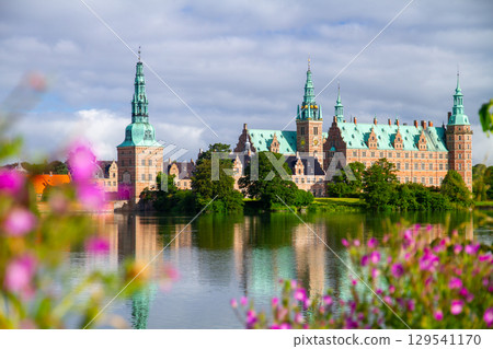丹麥哥本哈根附近希勒勒的帕拉西湖岸邊的花叢中可以看到腓特烈堡城堡和水鏡，北歐 129541170