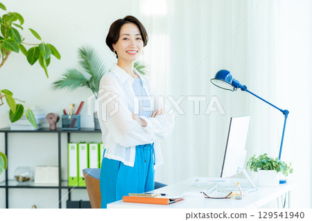 在辦公室工作的女商人 在辦公室工作的女商人 129541940